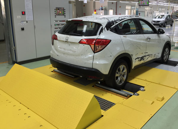 空港で駐車した車AI 生成コンテンツは誤りを含む可能性があります。