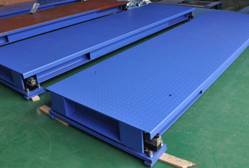 テーブルに置かれたボート
AI 生成コンテンツは誤りを含む可能性があります。